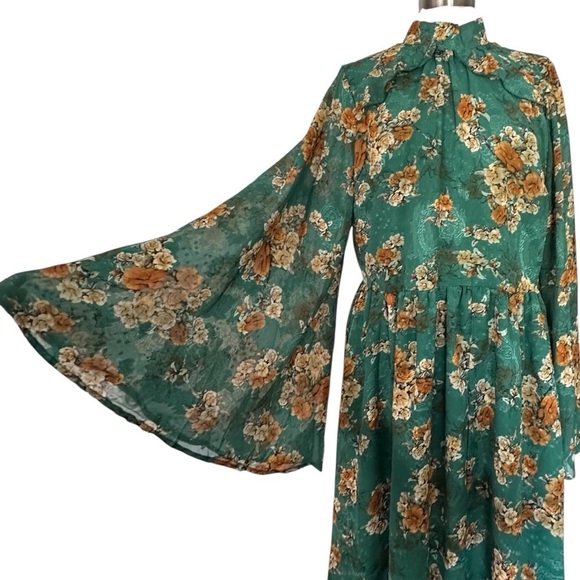 NWT Unique Vintage Floral Bell Sleeve Maxi Dress 70’s Style Size 1X - Picture 7 of 16